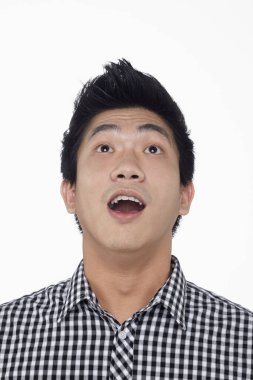 Beyaz arka planda izole edilmiş bir adamın yüz ifadesi