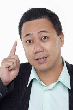 Beyaz arka planda izole edilmiş bir adamın yüz ifadesi