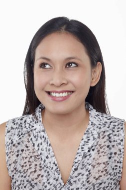 Beyaz arka planda izole edilmiş bir kadının yüz ifadesi