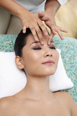 Yüz masajından hoşlanan kadın