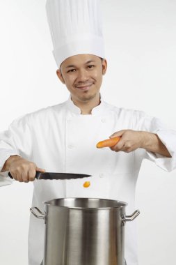 Asyalı şef sağlıklı bir yemek hazırlıyor.