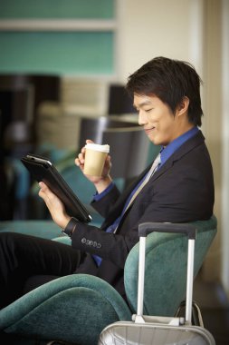 İşadamı seyahat ederken dijital tablet kullanma