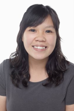 Beyaz arka planda izole edilmiş bir kadının yüz ifadesi