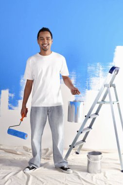 Boyalı silindirli ve boyalı bir adam