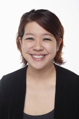 Beyaz arka planda izole edilmiş bir kadının yüz ifadesi