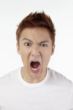 Kızgın adam beyaz üzerine izole edilmiş bağırıyor.