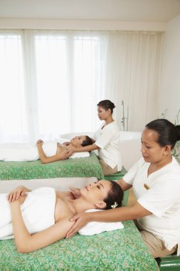 Kadınlar vücut masajından hoşlanır