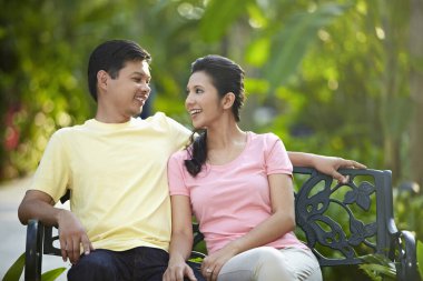 Kadın ve erkek bankta dinleniyor.