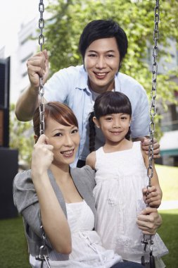 kameraya gülümseyen aile