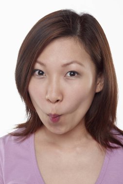 Beyaz arka planda izole edilmiş bir kadının yüz ifadesi