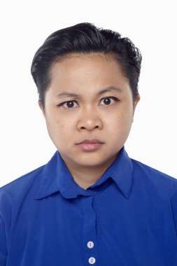 Beyaz arka planda izole edilmiş bir kadının yüz ifadesi