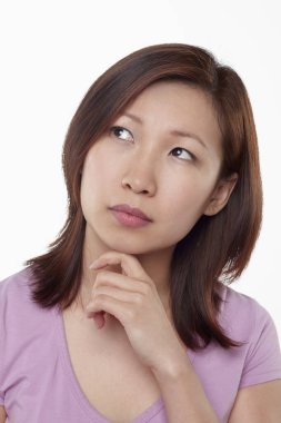 Beyaz arka planda izole edilmiş bir kadının yüz ifadesi