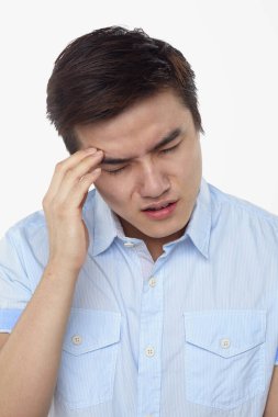 Beyaz arka planda izole edilmiş bir adamın yüz ifadesi