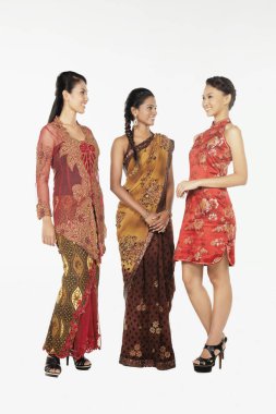 Geleneksel giyinmiş mutlu kadınlar gülümsüyor