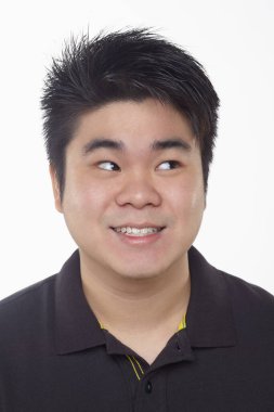 Beyaz arka planda izole edilmiş bir adamın yüz ifadesi