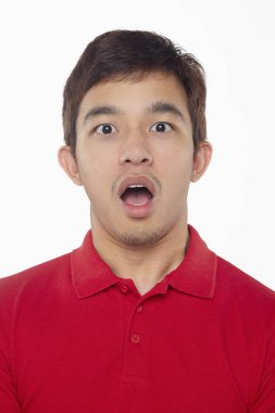 Beyaz arka planda izole edilmiş bir adamın yüz ifadesi