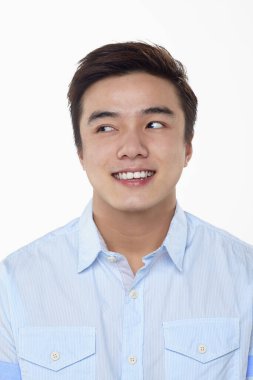 Beyaz arka planda izole edilmiş bir adamın yüz ifadesi