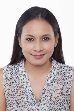 Beyaz arka planda izole edilmiş bir kadının yüz ifadesi