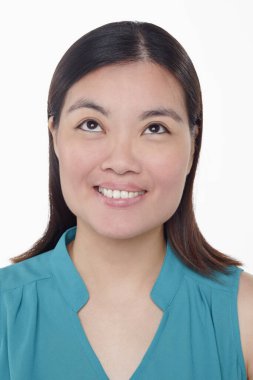 Beyaz arka planda izole edilmiş bir kadının yüz ifadesi