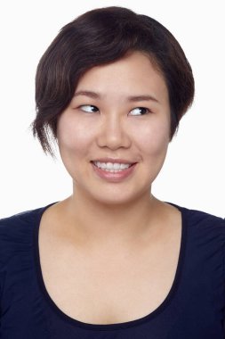 Beyaz arka planda izole edilmiş bir kadının yüz ifadesi