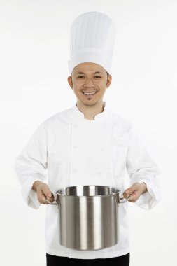 Asyalı şef güveç hazırlıyor.