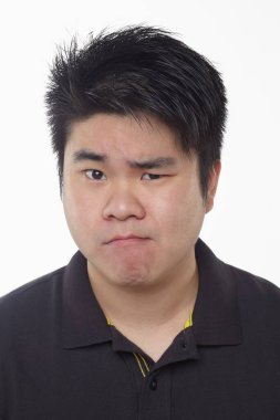 Beyaz arka planda izole edilmiş bir adamın yüz ifadesi