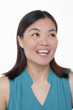 Beyaz arka planda izole edilmiş bir kadının yüz ifadesi