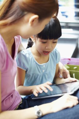 Anne ve kızı dijital tablet kullanma