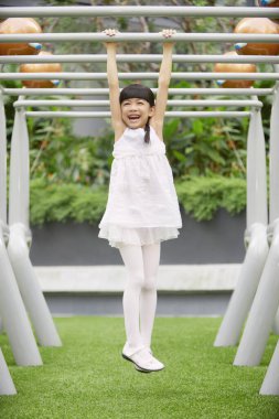 Maymun parmaklıklarında asılı kız