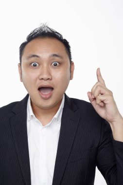 Beyaz arka planda izole edilmiş bir adamın yüz ifadesi