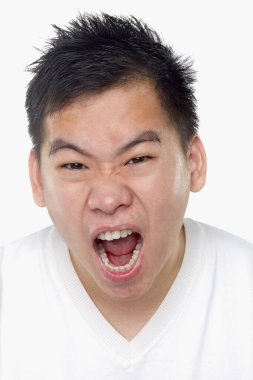 Beyaz arka planda izole edilmiş bir adamın yüz ifadesi