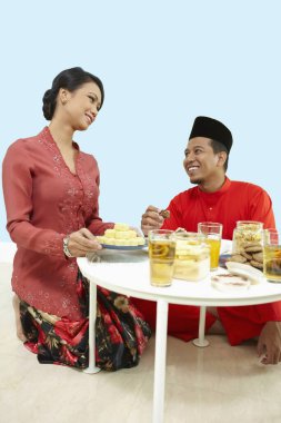 Bir tabak kurabiyeyle servis yapan kadın