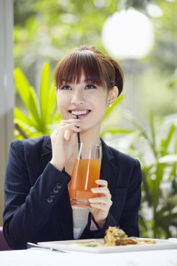 İçki içen kadın.