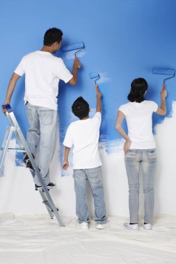 Aile duvarı birlikte boyuyor.