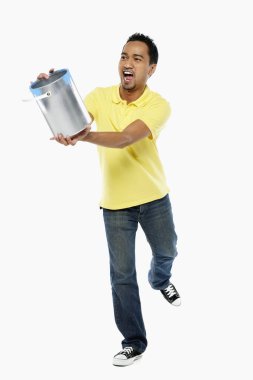 Elinde boya kutusu olan bir adam.