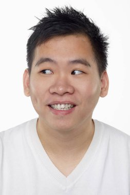 Beyaz arka planda izole edilmiş bir adamın yüz ifadesi