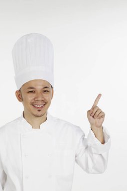 İşaret parmağıyla el kol hareketi yapan Asyalı şef