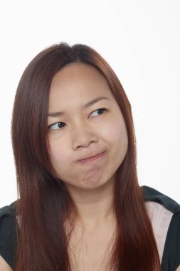 Beyaz arka planda izole edilmiş bir adamın yüz ifadesi