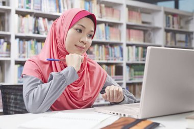 Kütüphanede okuyan bir öğrenci.