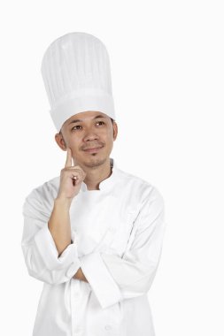 Asyalı şef stüdyo geçmişi hakkında düşünüyor.