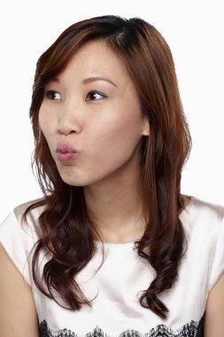 Beyaz arka planda izole edilmiş bir kadının yüz ifadesi