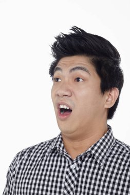 Beyaz arka planda izole edilmiş bir adamın yüz ifadesi