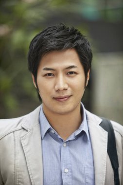 İş adamı kameraya gülümsüyor