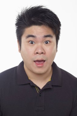 Beyaz arka planda izole edilmiş bir adamın yüz ifadesi