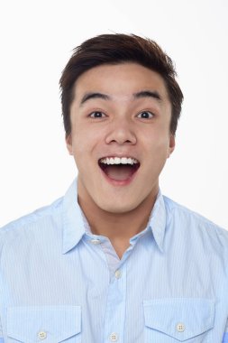 Beyaz arka planda izole edilmiş bir adamın yüz ifadesi