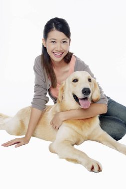 Genç bir kadın sahibi olan bir köpek.