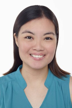 Beyaz arka planda izole edilmiş bir kadının yüz ifadesi