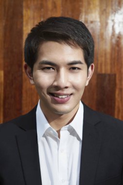 İş adamı kameraya gülümsüyor