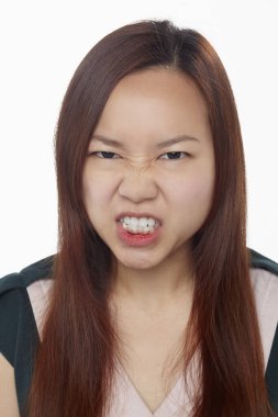 Beyaz arka planda izole edilmiş bir adamın yüz ifadesi