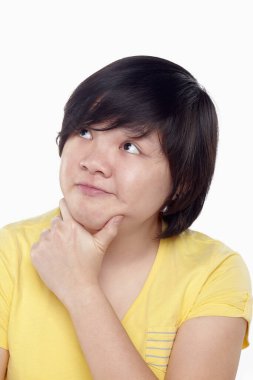 Beyaz arka planda izole edilmiş bir kadının yüz ifadesi